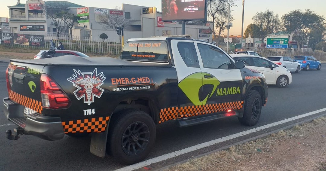 EMER_G_MED's tweet image. 《Greenstone》#TM04 responded to a collision on the corner of Modderfontein &amp;amp; Van Riebeeck Road. One patient with mild injuries decided to go privately to hospital. @GTP_Traffstats @_ArriveAlive @EWNTraffic @News24 @IOL #whensecondscount