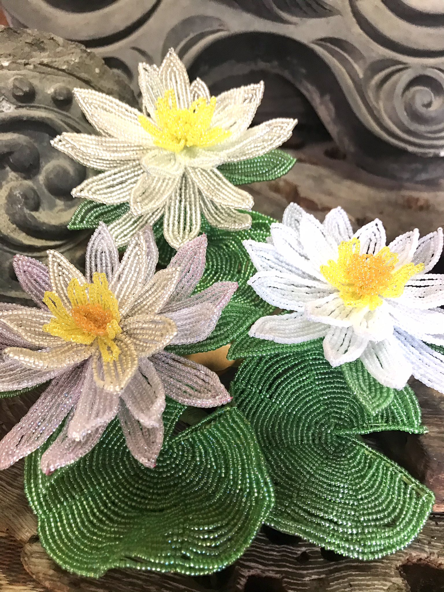 葉 睡蓮 古代エジプトで 神聖な花として扱われていたそうです 学名のニンフェアは ギリシャ神話の水の妖精の名前が由来です 花の色が豊富な睡蓮 ビーズで作る時 色の合わせ方がとても楽しいです 年作 スイレン ビーズ T Co