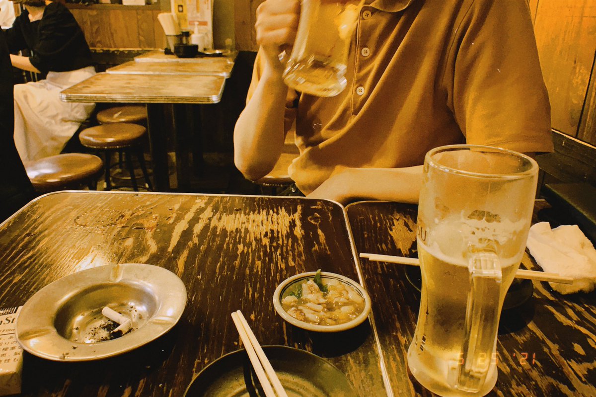 sano_yoru's tweet photo. 何者にもなれず 影を見つめる事しか出来ない夜だった、旧友と同じ場所で息をして 煙を吐いて 救いを求めて逃げ出した夜だった。でもこの夜の為なら全てを投げ出しても良いと思った。東京は幾度となく私を狂わせ 幾度となく私を救ってきた。頭上を生ぬるい風が駆け抜けて、ビルの谷間へ消えていった。 https://t.co/lPnr85zorW