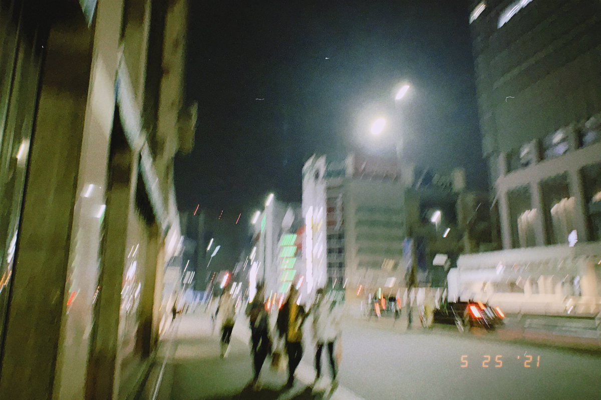sano_yoru's tweet photo. 何者にもなれず 影を見つめる事しか出来ない夜だった、旧友と同じ場所で息をして 煙を吐いて 救いを求めて逃げ出した夜だった。でもこの夜の為なら全てを投げ出しても良いと思った。東京は幾度となく私を狂わせ 幾度となく私を救ってきた。頭上を生ぬるい風が駆け抜けて、ビルの谷間へ消えていった。 https://t.co/lPnr85zorW