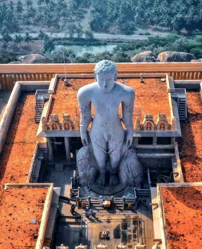 SumeruHolidays's tweet photo. The Oldest and &amp; largest monolithic statue in the World, carved on a single block of granite 1000 years ago. 
It has no human errors at all. This is truly one of the greatest feat of Indian engineering...!!

📍#shravanbelgola 

@KarnatakaWorld https://t.co/FPCziEUCa7