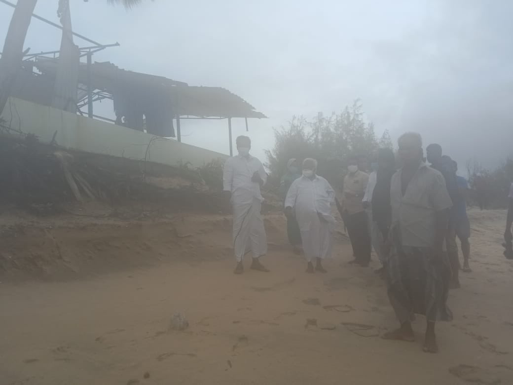 MRGandhiNGL's tweet photo. தெக்குறிச்சி பகுதியில் புயல் சேதங்களை பார்வையிட்டேன்.

#CycloneYass https://t.co/NLq2BXZHdl