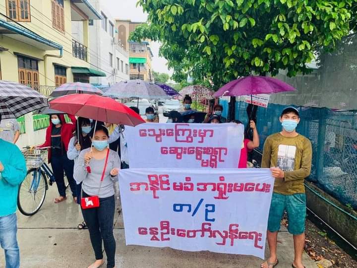 Protestors in South Okkalapa, Yangon, are strongly protesting against the military coup even in the Heavy Rain. 
#May26Coup #AuspiceRefugees
#WhatsHappeningInMyanmar