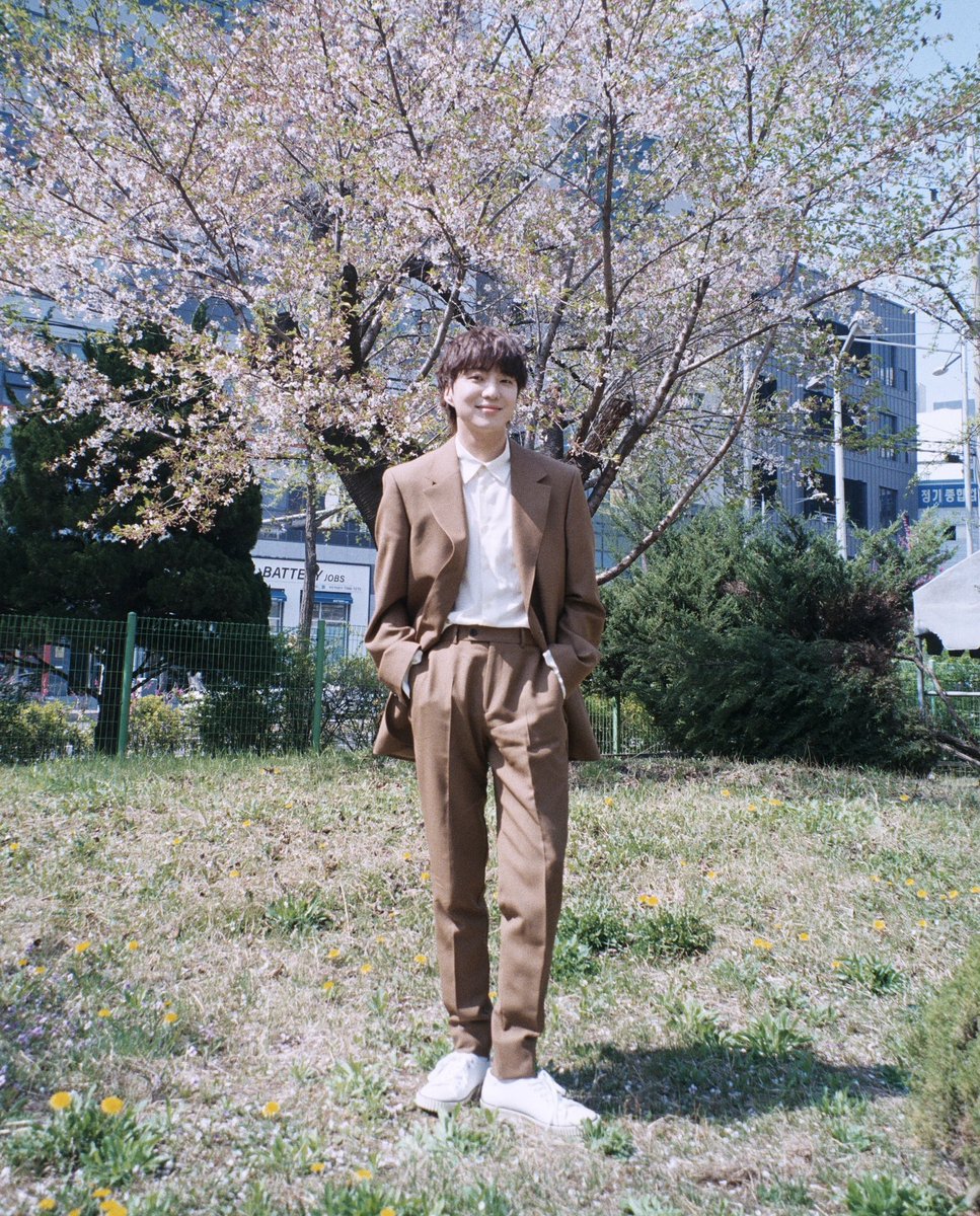 official_yoon_'s tweet photo. 요렇게 꽃 폈을 때 촬영했던 TMI 뉴스!! 오늘 오후 여덟시 Mnet!!!💙 https://t.co/IH51BJhXlq