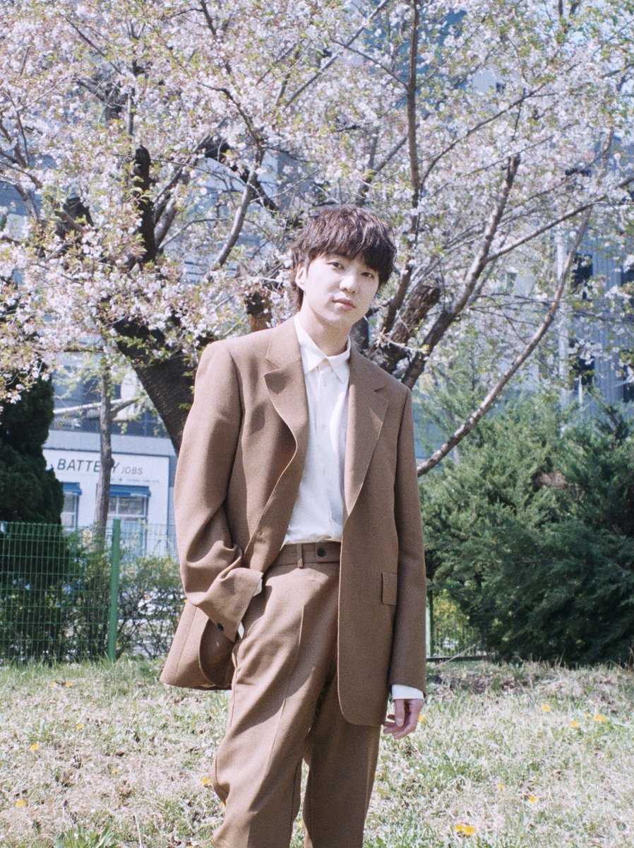 official_yoon_'s tweet photo. 요렇게 꽃 폈을 때 촬영했던 TMI 뉴스!! 오늘 오후 여덟시 Mnet!!!💙 https://t.co/IH51BJhXlq