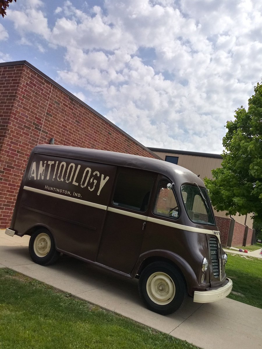 Antiqology's tweet photo. It's always a great day when we get to serve someone thier first ever Root Beer Float!
Enjoyed serving Canterbury School students & staff today in Fort Wayne on this beautiful day. Thanks for having us!
#Antiqology #SodaTruck #RootBeer #RootBeerFloat #DraftRootBeer #CraftSoda https://t.co/ou0Bn2vqfV