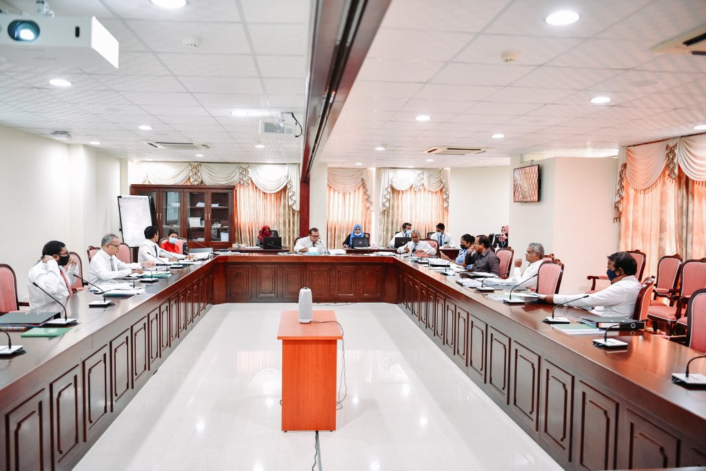 mvpeoplesmajlis's tweet photo. ރައްޔިތުންގެ މަޖިލީހުގެ ރައީސް، ރައީސް މުޙައްމަދު ނަޝީދަށް ދެމުން ގެންދާ ސަލާމަތާއި ރައްކާތެރިކަން ބްރީޗްވިގޮތުގެ އިންކުއަރީއާ ގުޅޭގޮތުން ރައްޔިތުންގެ މަޖިލީހުގެ ސަލާމަތީ ޚިދުމަތްތަކާބެހޭ ކޮމިޓީން މަޝްވަރާކުރުން https://t.co/r1KB9gzDvJ