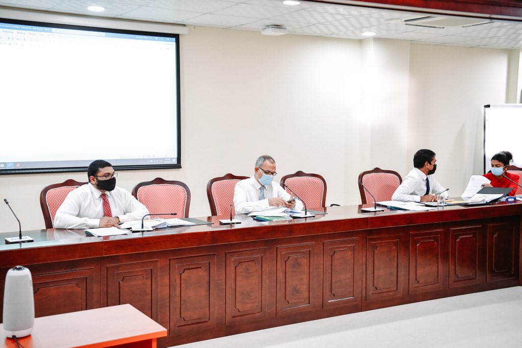 mvpeoplesmajlis's tweet photo. ރައްޔިތުންގެ މަޖިލީހުގެ ރައީސް، ރައީސް މުޙައްމަދު ނަޝީދަށް ދެމުން ގެންދާ ސަލާމަތާއި ރައްކާތެރިކަން ބްރީޗްވިގޮތުގެ އިންކުއަރީއާ ގުޅޭގޮތުން ރައްޔިތުންގެ މަޖިލީހުގެ ސަލާމަތީ ޚިދުމަތްތަކާބެހޭ ކޮމިޓީން މަޝްވަރާކުރުން https://t.co/r1KB9gzDvJ