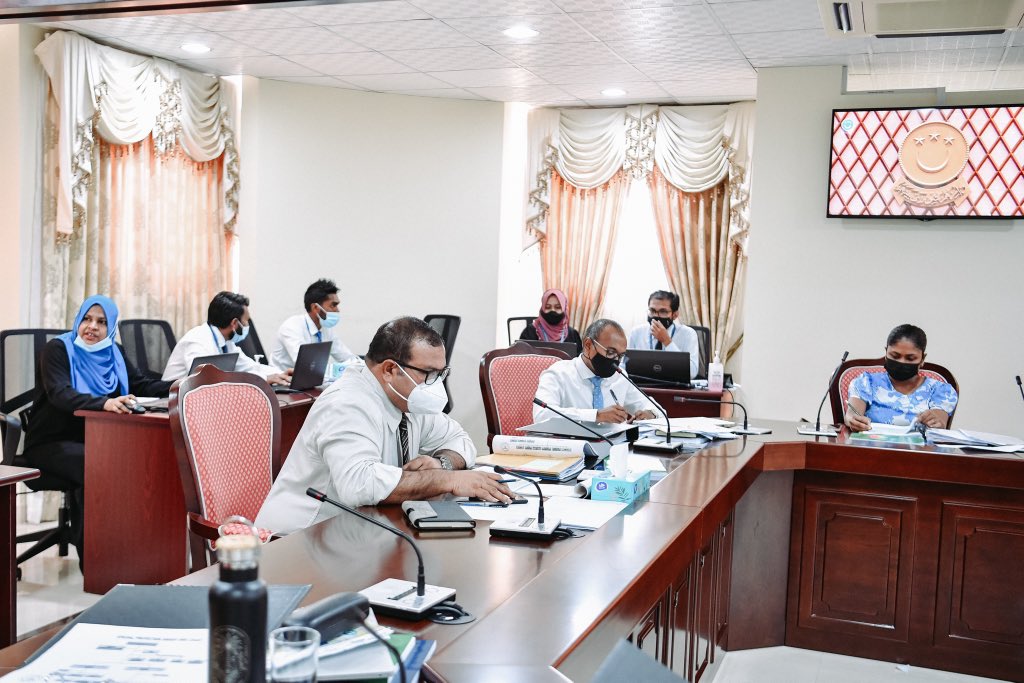mvpeoplesmajlis's tweet photo. ރައްޔިތުންގެ މަޖިލީހުގެ ރައީސް، ރައީސް މުޙައްމަދު ނަޝީދަށް ދެމުން ގެންދާ ސަލާމަތާއި ރައްކާތެރިކަން ބްރީޗްވިގޮތުގެ އިންކުއަރީއާ ގުޅޭގޮތުން ރައްޔިތުންގެ މަޖިލީހުގެ ސަލާމަތީ ޚިދުމަތްތަކާބެހޭ ކޮމިޓީން މަޝްވަރާކުރުން https://t.co/r1KB9gzDvJ