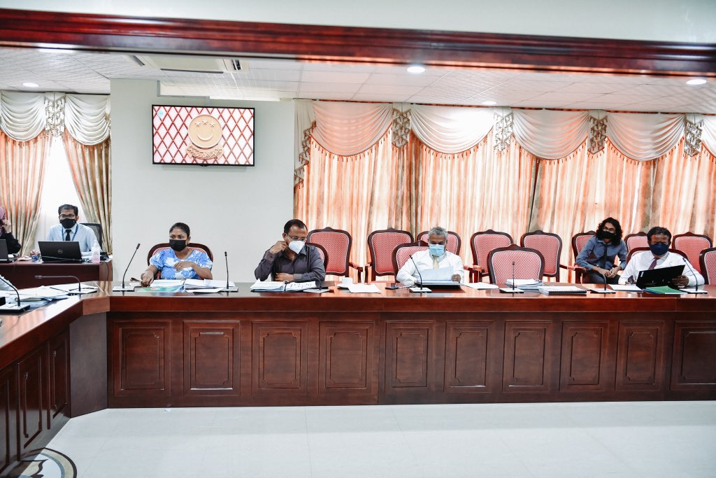 mvpeoplesmajlis's tweet photo. ރައްޔިތުންގެ މަޖިލީހުގެ ރައީސް، ރައީސް މުޙައްމަދު ނަޝީދަށް ދެމުން ގެންދާ ސަލާމަތާއި ރައްކާތެރިކަން ބްރީޗްވިގޮތުގެ އިންކުއަރީއާ ގުޅޭގޮތުން ރައްޔިތުންގެ މަޖިލީހުގެ ސަލާމަތީ ޚިދުމަތްތަކާބެހޭ ކޮމިޓީން މަޝްވަރާކުރުން https://t.co/r1KB9gzDvJ