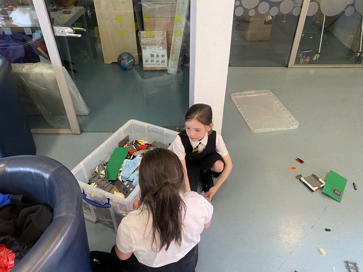 Megan_yuleBACD's tweet photo. Tshirt making, play-dough and lego! 🎨 St Benedicts P1-4 club showing their creative skills off yesterday😊 great young person reminding us to bee safe and wear masks 🐝 #keepsafe #WearAMask #art @Jimmy_FARE @FARE_Scotland @ross_twigg @courtneyb_fare  @StBenedictsPS https://t.co/reFNwBZma4