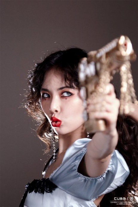 52. Hyuna (Triple H) in Retro Future