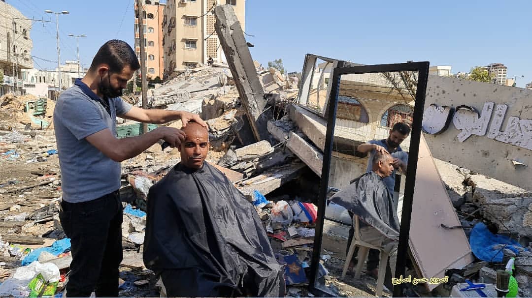 WeAreNotNumbers's tweet photo. Meet Hisham al-Jaroushah, a #Palestinian from #Gaza who works as a barber but lost his shop after it was destroyed by Israeli warplanes. Hisham did not give up his work as he continues to practice it on the rubble of his shop. https://t.co/wTR45GHrYi
