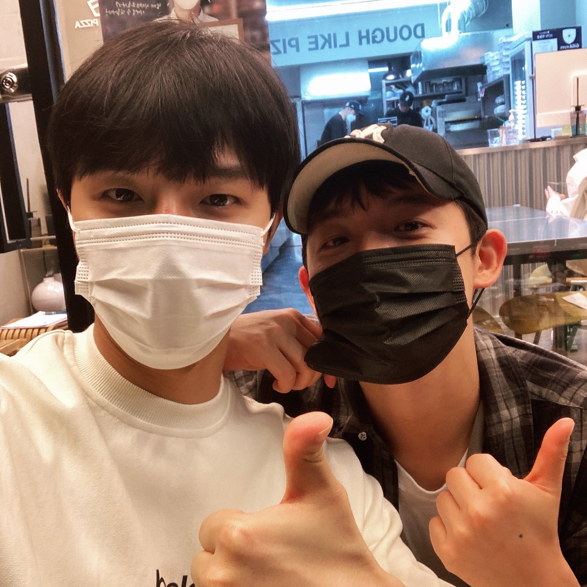 crazyboy_91's tweet photo. 드라마 #사랑이오네요 배우님덜
오랜만에 뭉쳤습니다 와줘서 정말 고맙고 
못만나서 아쉬운 요즘 한핫 찬기형도 태그 
마지막은 일일 알바생 자처한 @from_mean 
#민찬기 #공다임 #최성민 #이영유 #맹세창
#도우라이크피자응암역촌점 https://t.co/vXfT6ik6zM