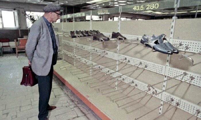 HistoryFoto's tweet photo. Универмаг «Московский». Москва. 1990 г. Проблемы выбора нет. https://t.co/tGUM0xORFu