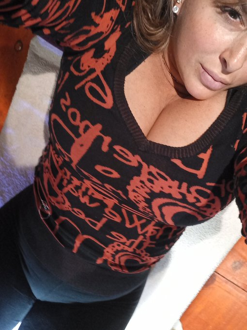 Getting pedicure  I'm so proud I'm skinnier then before I had my son lol can't wait yo do my first shoot