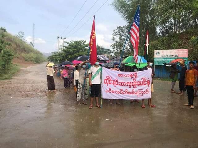 b3rry_y's tweet photo. Multi-Ethnic Main Strike of #Phakant today marched under the rain to protest against the military dictatorship. 
#May26Coup #AuspiceRefugees
#WhatsHappeningInMyanmar https://t.co/VlgRBwnkih