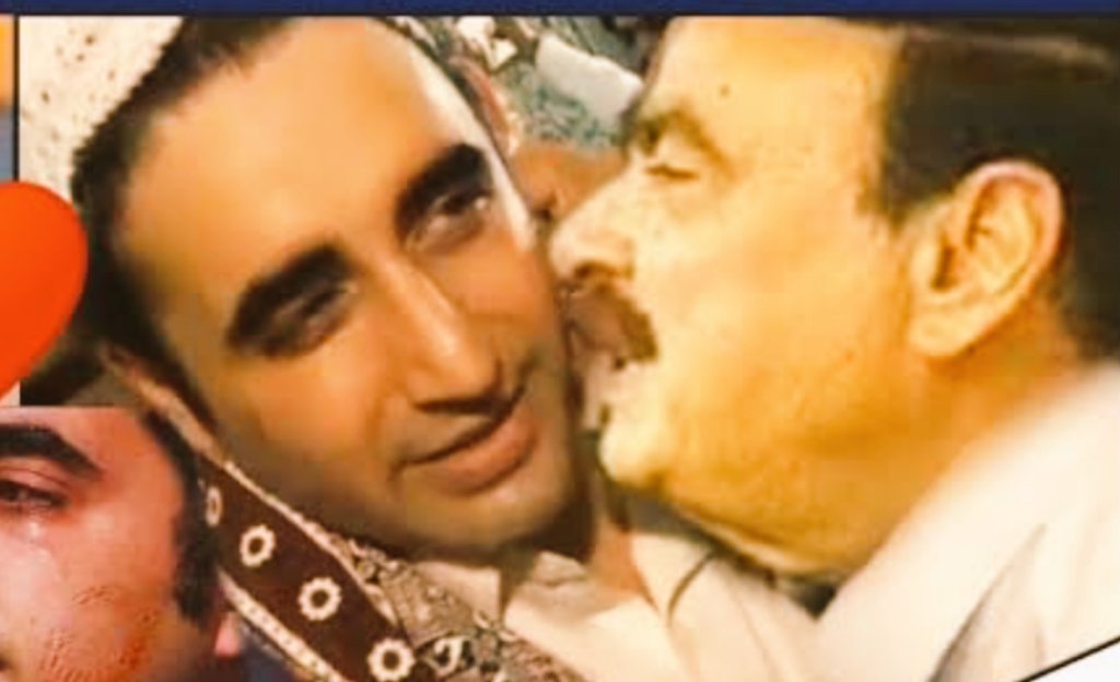 Sha_anii10's tweet image. Couple caught kissing in air Blue Flight 🤣👇
#airbluekissing