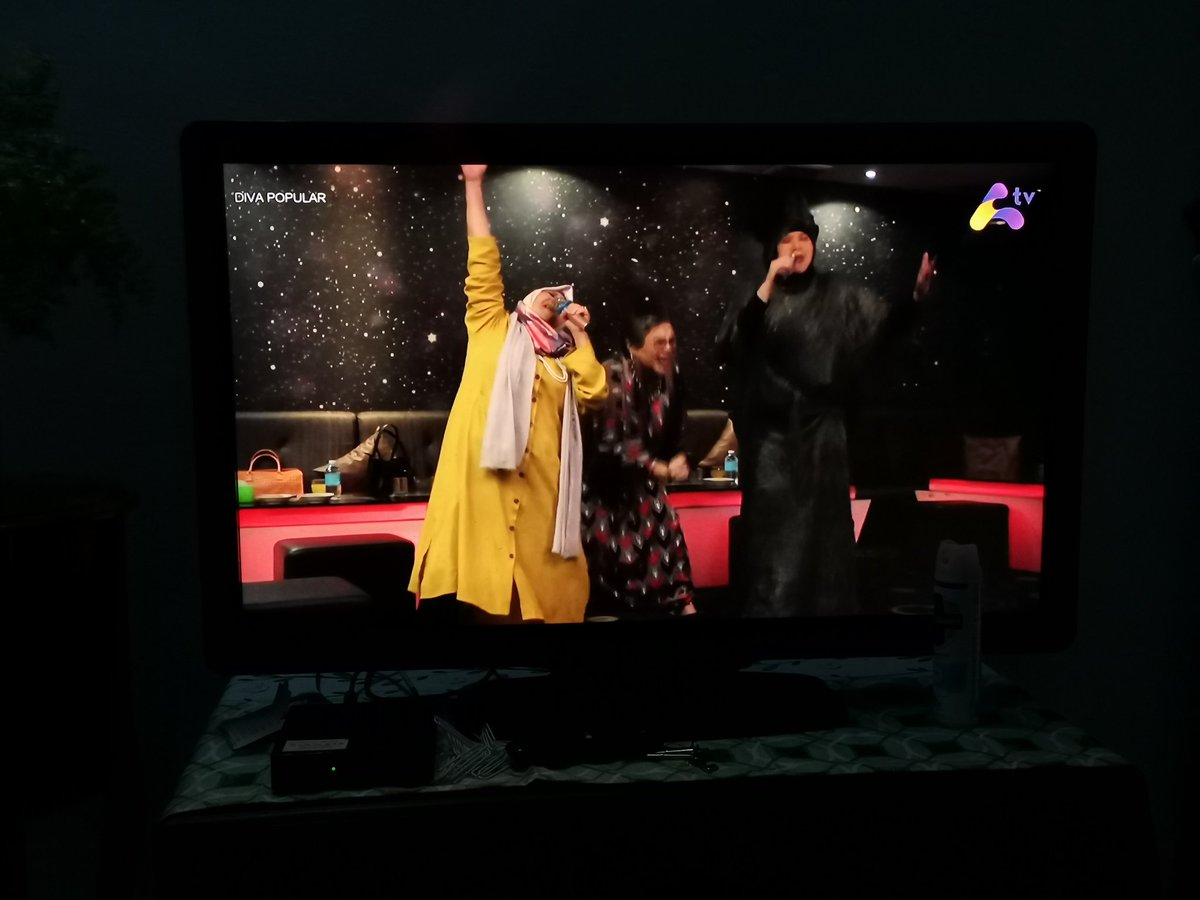 zulianazaries's tweet photo. Dah tua nanti kalau pergi karok mcm ni eh π€£π€£π€£ #divapopular https://t.co/TqRLQ1DHbV