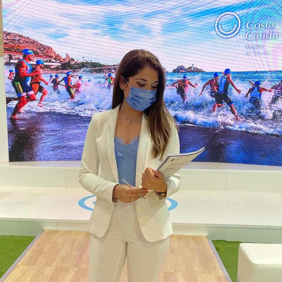 noelia_aznar's tweet photo. Fui, con mascarilla y mucha ilusión, la presentadora del stand de Costa Cálida - Región de Murcia en #FITUR2021.

Qué suerte haber podido vivir esta experiencia ✨.

(No soy yo muy "tuitera" pero esto lo merecía... 🤪) https://t.co/W7aHqzrK7W