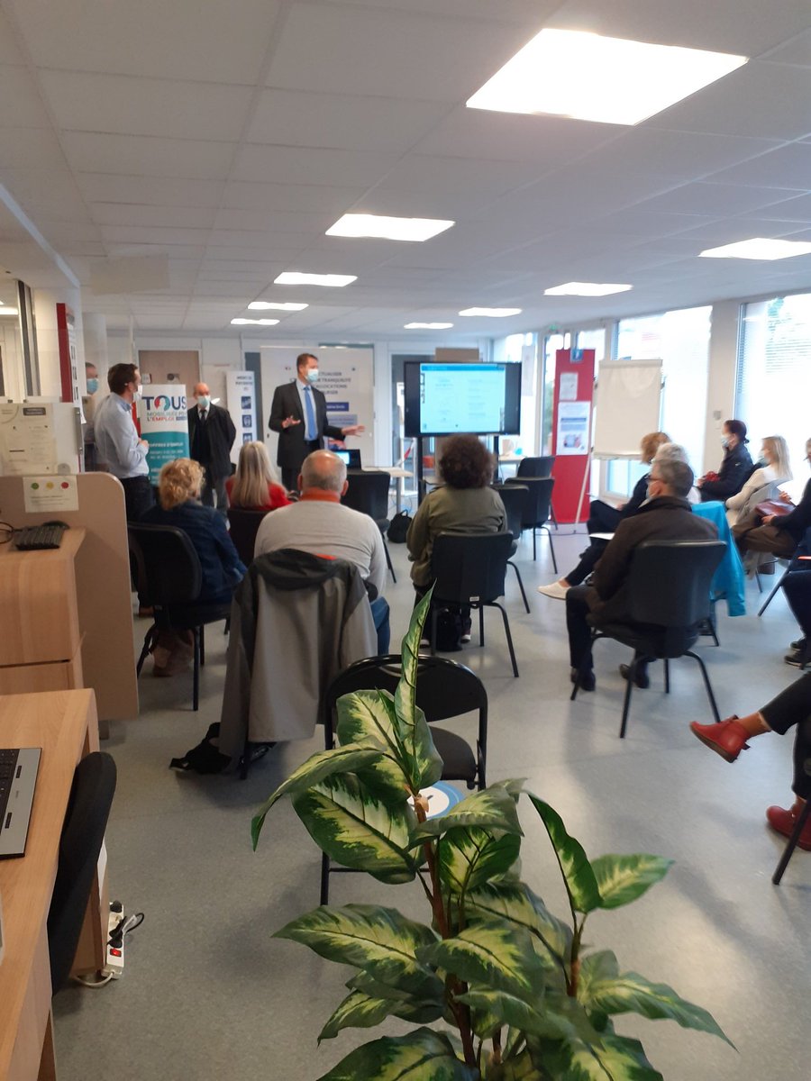 Très belle opération de recrutement ce matin au Pôle emploi de Vannes Est. 
Merci Monsieur le secrétaire général de la Préfecture pour votre présence. Merci aux employeurs #AMPER #AGEETVIE #PROXIMSERVICES 
Bravo aux conseillers Pôle emploi pour leur travail exemplaire.