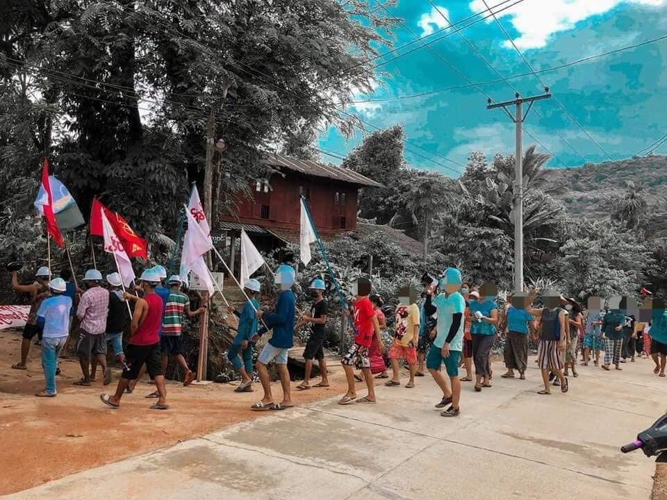 klatpri's tweet photo. A marching strike to oppose dictatorship led by young people was held in Kadatgyi village, Launglon township today. Locals also joined the strike to reinforce the young people who are protesting nonstop.  #AuspiceRefugees #WhatsHappeningInMyanmar #May26Coup #MilkTeaAlliance https://t.co/wroBqturmC