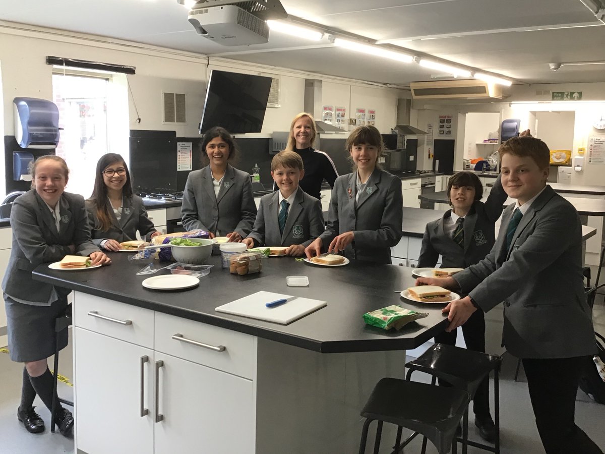 Today’s the day we ate our first batch of lettuce and enjoyed a tasty ham and lettuce sandwich! Mrs Leonard joined us for the picking of the first lettuce 🥬