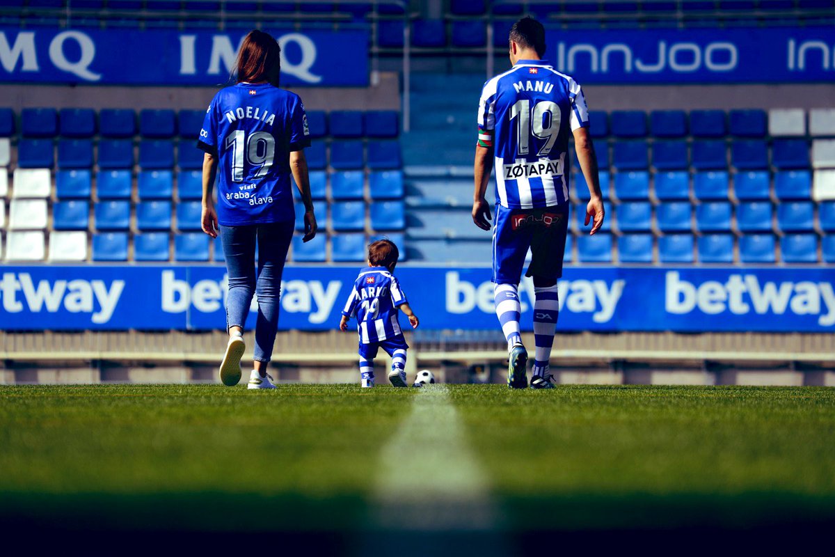 Vuelta a la grada. 

Aquí termina el regalo que el D.Alavés tenia para mi.

De 2b a Primera, 9 temporadas, 2 ascensos, 308 partidos, 19 goles y la FINAL.

Orgulloso, satisfecho y feliz de haberme entregado en cuerpo y alma a mi Alavés.

El camino sigue, la huella es imborrable.
