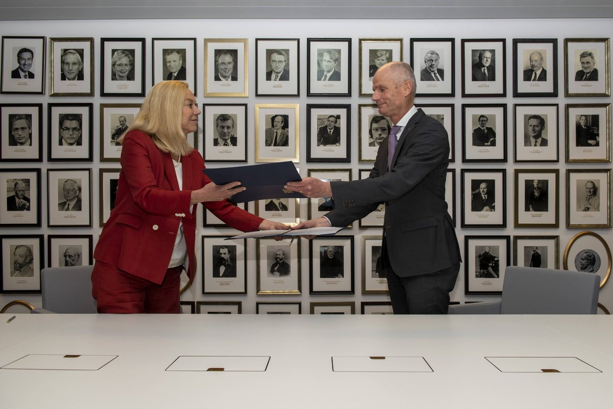 SigridKaag's tweet image. Onder toeziend oog van onze voorgangers was vandaag de officiële overdracht op het ministerie van Buitenlandse Zaken. Veel dank aan collega @ministerBlok voor de afgelopen jaren. En uiteraard veel succes op @MinisterieEZK.