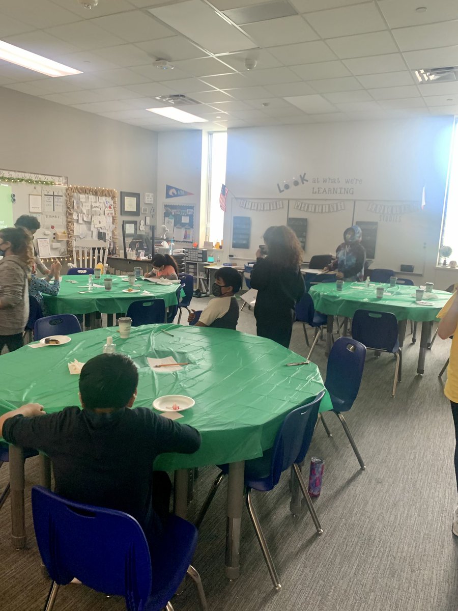 joanaly5's tweet photo. Our teachers are the best, so creative! I enjoyed my Starbooks Cafe experience! Students were experiencing real-world learning &amp; applying everything they acquired during the 4th grade! @JonesAcademy1 @Garza4th @aghain4th Thank you for your great service! #shinebright #jonespride https://t.co/SpeOUkb3aT