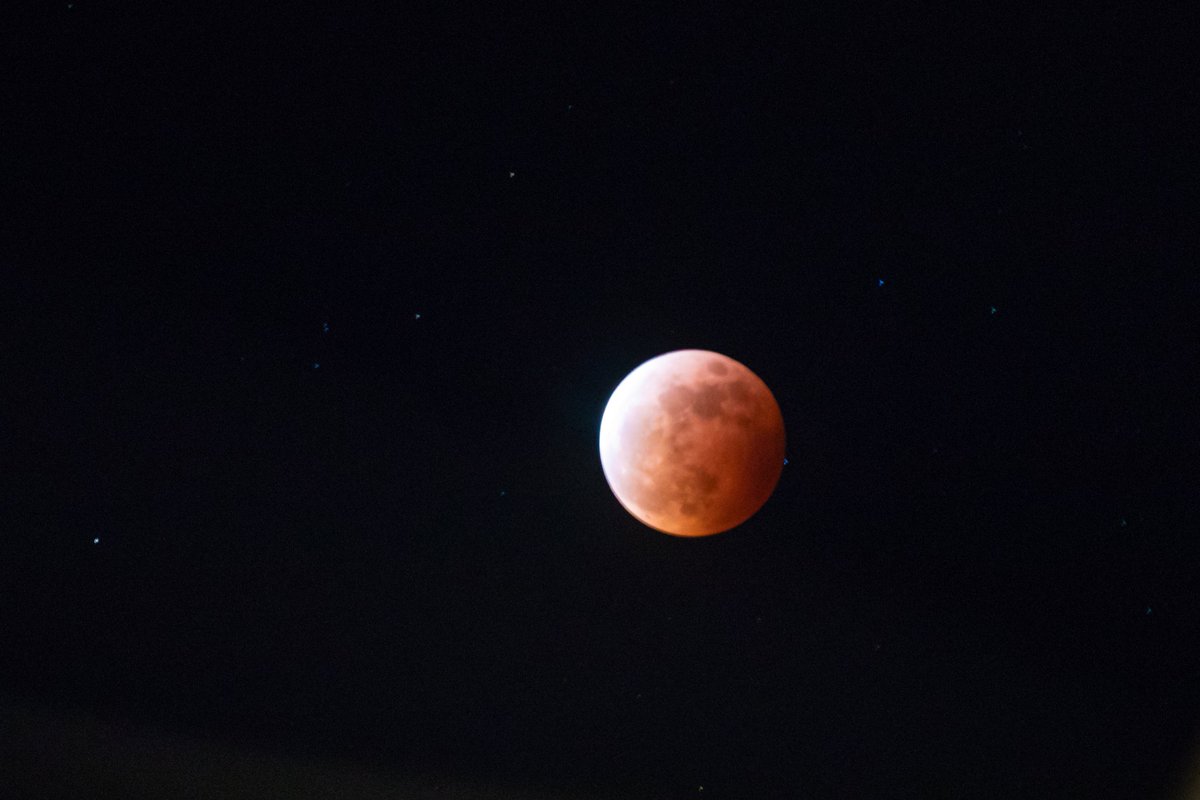 ENGRllody's tweet photo. Lunar Eclipse. 😍😍😍 https://t.co/p0YZUrkstr