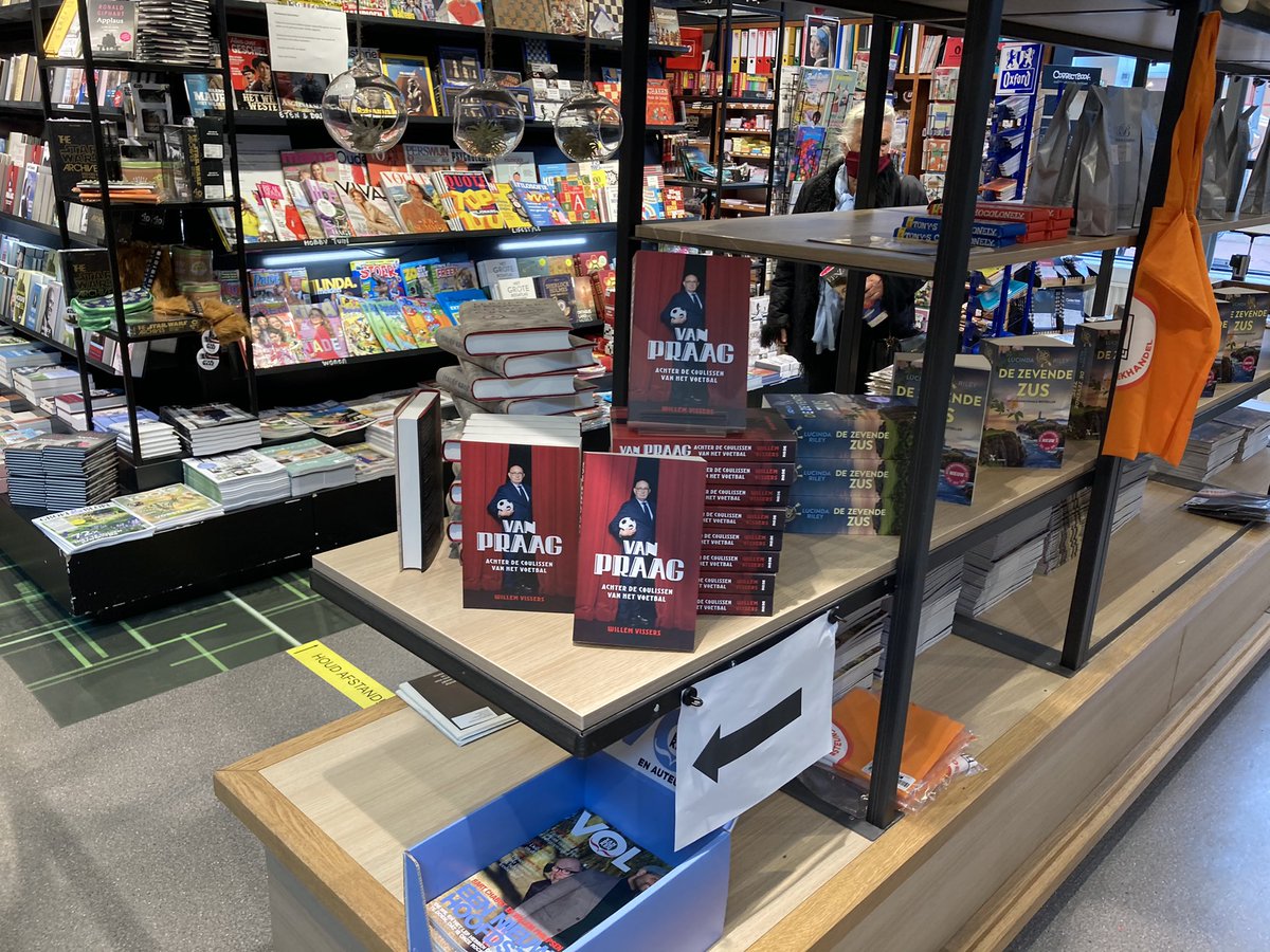 In verband met de Boekenweek (vanaf 29 mei), geef ik nog drie exemplaren weg van mijn biografie over @MichaelvanPraag. Loting onder retweets of likes. En vergeet ze niet, de boekhandels, zoals op de foto <a href="/librisvenstra/">Libris Venstra</a> in Amstelveen. Zaterdag loting.