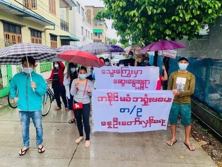 nslwin's tweet photo. Youths from SOUTH OKKALAPA, Yangon staged a protest in the rain to overthrow military dictatorship.

#May26Coup #WhatsHappeningInMyanmar #MilkTeaAlliance https://t.co/3clBB5Gd88