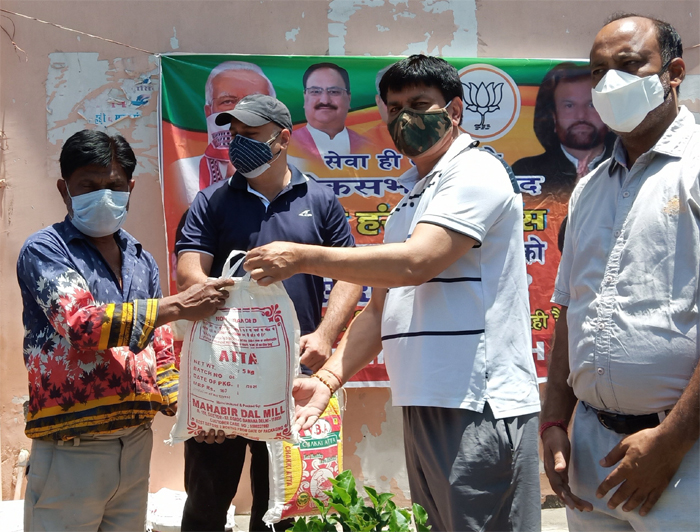 JagbaniOnline's tweet image. ਦਿੱਲੀ: ਕੋਰੋਨਾ ਕਾਲ ’ਚ ਲੋਕਾਂ ਦੀ ਮਦਦ ਲਈ ਅੱਗੇ ਆਏ ਹੰਸ ਰਾਜ ਹੰਸ, ਲੋੜਮੰਦਾਂ ਨੂੰ ਵੰਡਿਆ ਰਾਸ਼ਨ
jagbani.punjabkesari.in/national/news/…
#HansRajHans #Coronavirus #Rationdistributed #Rohini #Mundka #NagloiJatconstituencies @hansrajhansHRH @ManojShokeenBJP