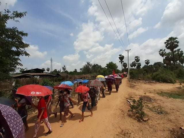 CR7778890's tweet photo. People in #Salingyi township have organized an Umbrella ☂️ strike to oppose military dictatorship.
#WhatsHappenigInMyanmar #AuspiceRefugees #May26Coup https://t.co/wOHmIabBtD
