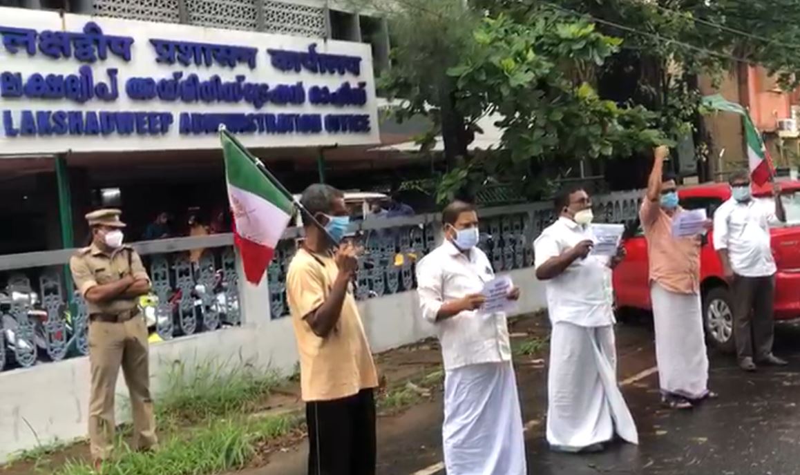Welfarepartyker's tweet photo. ലക്ഷദ്വീപ്: സംഘ്പരിവാര് സര്ക്കാറിന്റെ വംശീയ-കോര്പ്പറേറ്റ് അജണ്ടകള്ക്കെതിരെ
ലക്ഷദ്വീപ് അഡ്മിനിസ്ട്രേറ്റീവ് ഓഫീസിനു മുന്നില് സംഘടിപ്പിച്ച പ്രതിഷേധം.
#SaveLakshadweep #RevokeLDAR #ResistSanghParivar #CallBackPrafulPatel #WelfareParty https://t.co/CtrUoXzotj