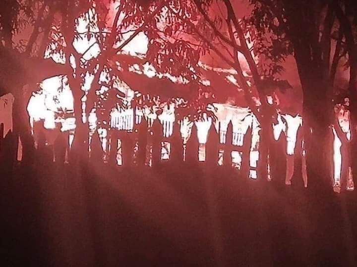 လွိုင်လင်လေးဘက် KPDF နှင့် စစ်ကောင်စီတပ်ဖွဲ့ဝင်များအကြား ယနေ့နံနက် ၄ နာရီခန့်က တိုက်ပွဲပြင်းထန်စွာဖြစ်ပွားခဲ့ပြီး အဆိုပါစခန်းကို KPDF က သိမ်းဆည်းလိုက်သည်ဟု PKPF သတင်းနှင့်ပြန်ကြားရေးဗျူရိုက သတင်းထုတ်ပြန်ထားသည်။
#May26Coup
#WhatsHappeningInMyanmar