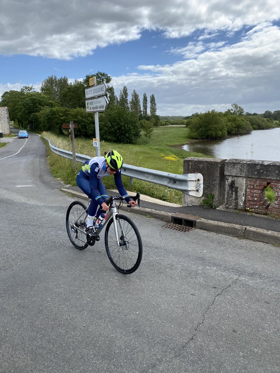 Team_ELLES's tweet photo. Les courses reprennent petit à petit, les juniors de la structure d’entraînement du @Team_ELLES ont attaqué la semaine par une séance intensive dans le vignoble Nantais. #TeamELLESformation @RbyCoco @ZoeHerrero @MaleysLegendre https://t.co/JjFmXcSpv4