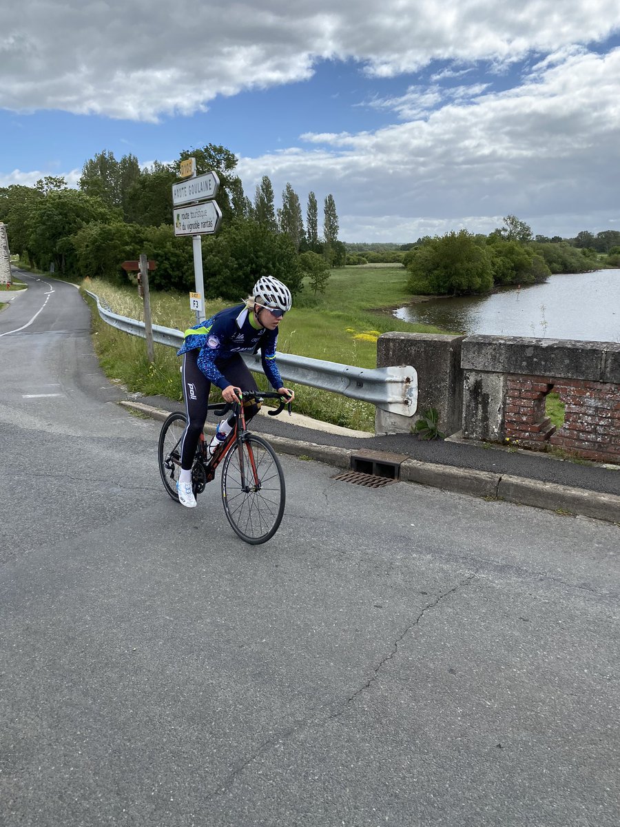 Team_ELLES's tweet photo. Les courses reprennent petit à petit, les juniors de la structure d’entraînement du @Team_ELLES ont attaqué la semaine par une séance intensive dans le vignoble Nantais. #TeamELLESformation @RbyCoco @ZoeHerrero @MaleysLegendre https://t.co/JjFmXcSpv4