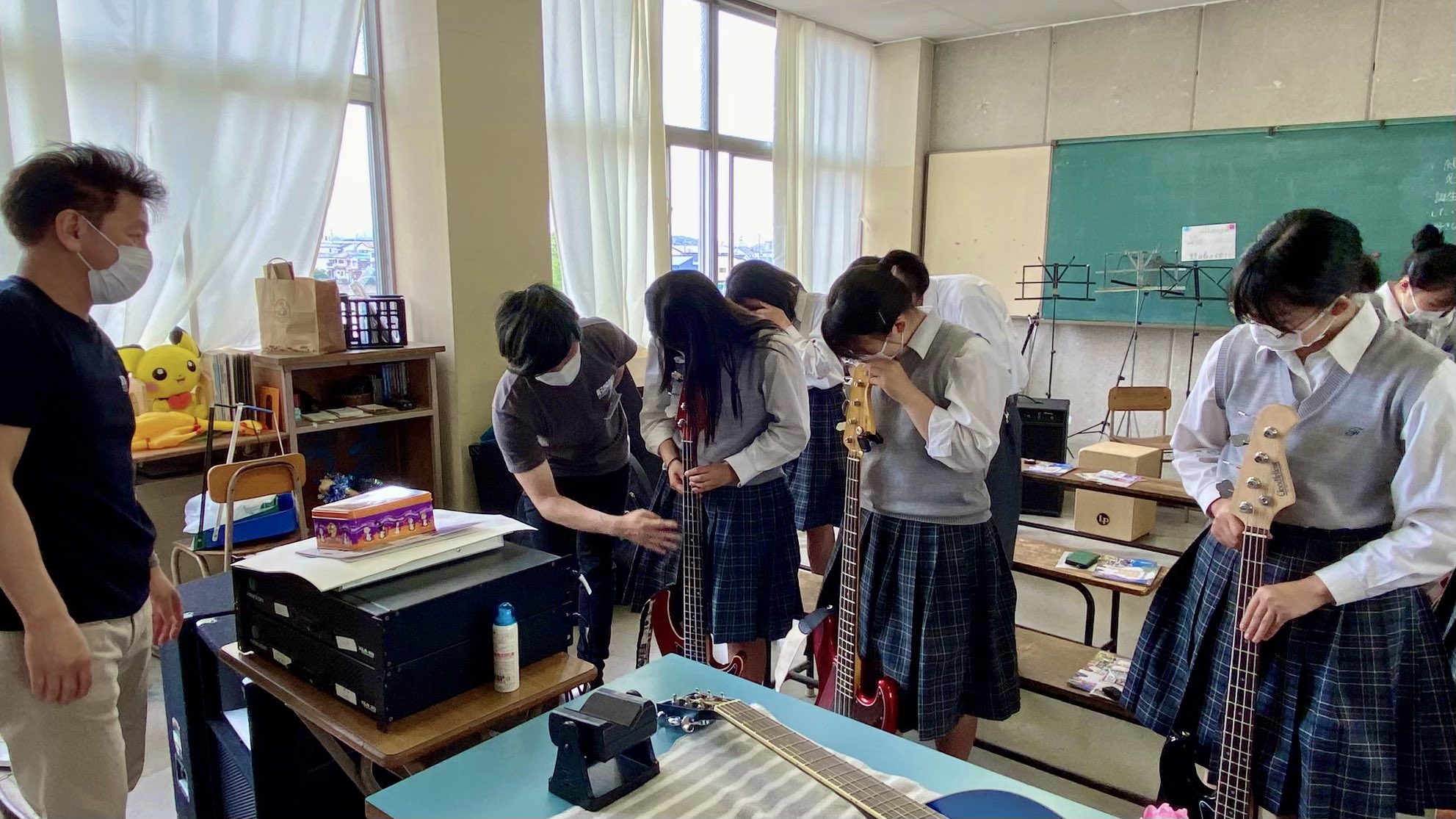 Espギタークラフト アカデミー大阪校 出張メンテナンス授業で大阪府立藤井寺高等学校フォークソング部の部室にやってきました 保田先生と 学生代表でf君がギターテクニシャンアシスタントとしてメンテナンスを伝授しています まずは講義から