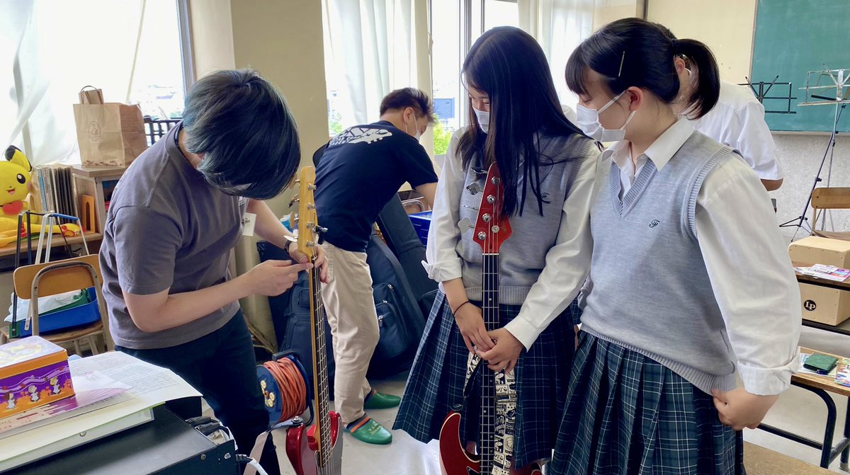 Espギタークラフト アカデミー大阪校 出張メンテナンス授業で大阪府立藤井寺高等学校フォークソング部の部室にやってきました 保田先生と 学生代表でf君がギターテクニシャンアシスタントとしてメンテナンスを伝授しています まずは講義から Espギタークラフト アカデミー大阪校 出張メンテナンス授業で大阪府立藤井寺高等学校フォークソング部の部室にやってきました 保田先生と 学生代表でf君がギターテクニシャンアシスタントとしてメンテナンスを伝授しています まずは講義から