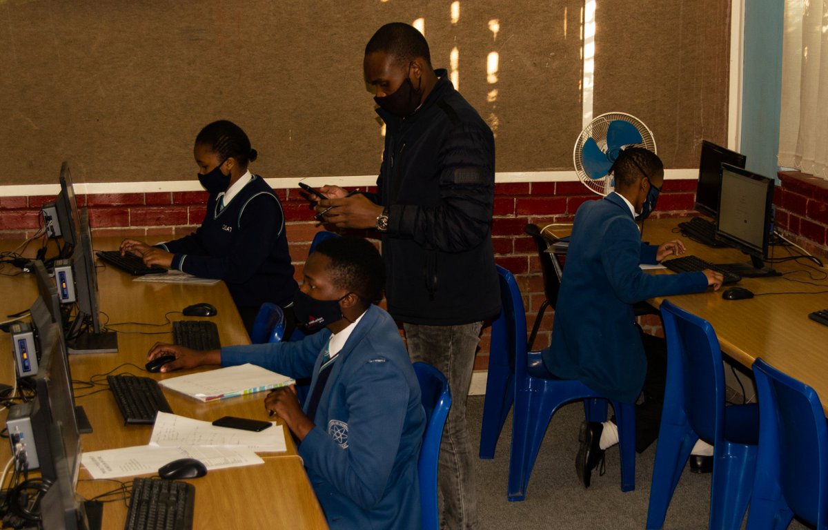 ScienceStarsMag's tweet photo. STEM students &amp; mentors from Cape Town Expo writing a Research plan.

@the_greedycat 
@EskomExpoWCape 
@Exposcience 

#discover 
#Science 
#research 
#STEM https://t.co/ffnnmnMaql