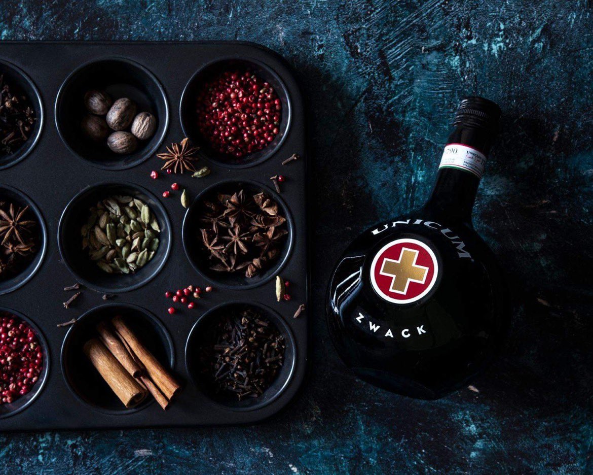 ぱーりんか Bar Palinka 松沢 ウニクムっていうハンガリーの苦いお酒があるんだけどヤバい 40種類以上のハーブ スパイスで作られてて 0年以上も歴史があるのにレシピは門外不出 それだけでわくわくする そして飲んでみたら本当に苦い でもハーブ ぱーりんか Bar Palinka 松沢 ウニクムっていうハンガリーの苦いお酒があるんだけどヤバい 40種類以上のハーブ スパイスで作られてて 0年以上も歴史があるのにレシピは門外不出 それだけでわくわくする そして飲んでみたら本当に苦い でもハーブ