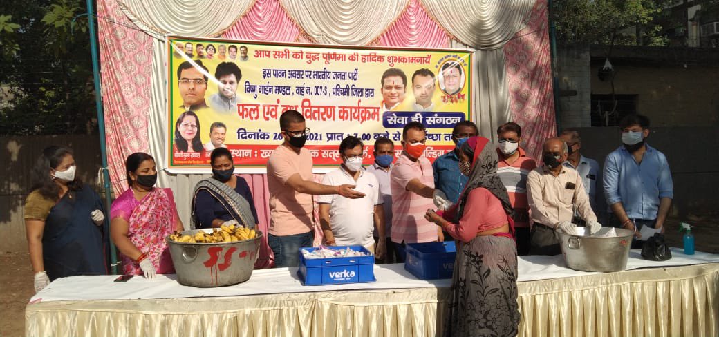 kharwalsaurabh7's tweet photo. Today on eve of #BudhPurnima, today I along with all our mandal team distributed #PacketMilk and  #Fruits to more then #200families of our Khyala A block Valmiki Basti . 🙏🙏🙏 #SewaHiSangathan #BJYMCares https://t.co/Djzf4X3JKi