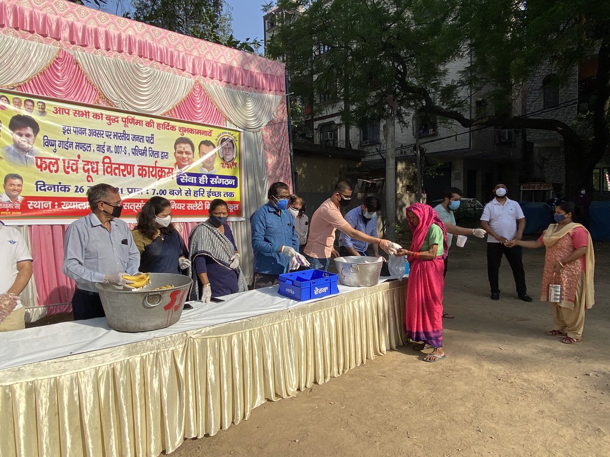 kharwalsaurabh7's tweet photo. Today on eve of #BudhPurnima, today I along with all our mandal team distributed #PacketMilk and  #Fruits to more then #200families of our Khyala A block Valmiki Basti . 🙏🙏🙏 #SewaHiSangathan #BJYMCares https://t.co/Djzf4X3JKi
