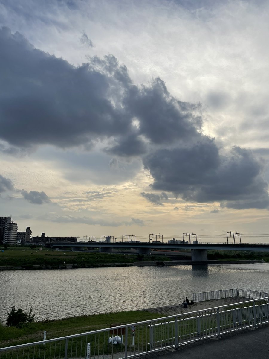 wakamo116's tweet photo. 多摩川の橋を水色って決めた人天才だと思う https://t.co/pQvqPqfpug