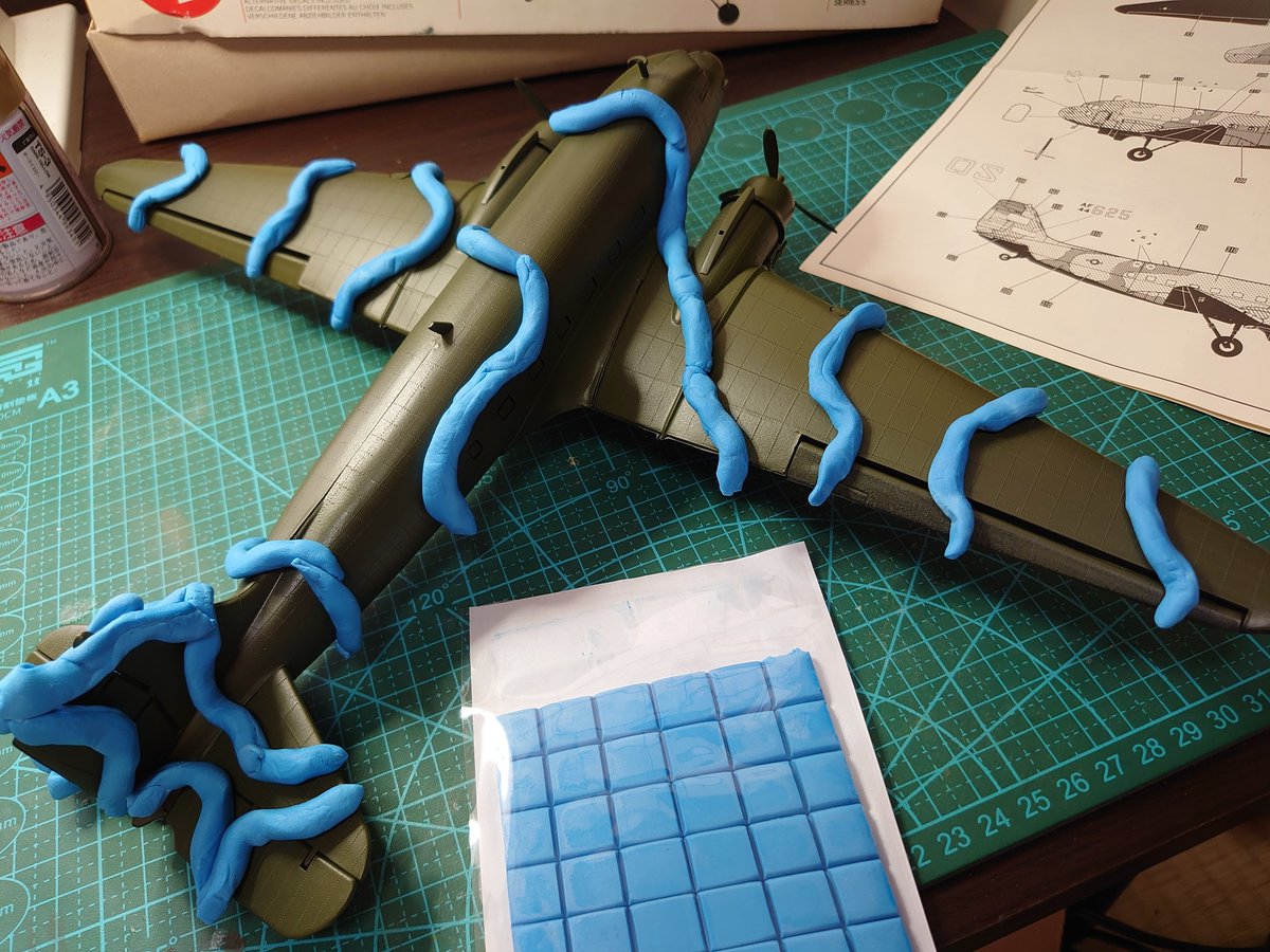 taitan55red's tweet photo. エアフィックス1/72
ダグラスAC-47 ガンシップ の進捗。
機体上面、迷彩の境目をボカすため100均の素材でマスキング。
#AIRFIX #AC47 #GUNSHIP https://t.co/UBNnivRAWj