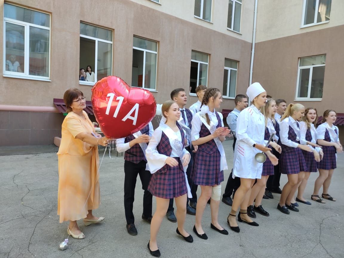 duma_Nsk's tweet photo. Председатель @duma_Nsk Юрий Ферапонтов поздравил выпускников 11-х классов двух школ города - 7-ой и 8-ой, с окончанием учёбы. https://t.co/eRQRKfO65g