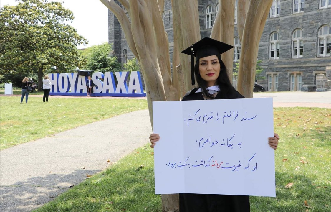 FereshtehRafat's tweet photo. همه‌ی ما زنانی که مکتب و دانشگاه رفتیم یا به اهداف‌مان رسیدیم، بایستی نتیجه‌‌اش را این‌گونه به میلیون‌ها زن این جغرافیا تقدیم کنیم که مردسالاری و خفقان دینی آن‌ها را در چهاردیواری خانه حبس کرد و نگذاشت زندگی کنند و جهان‌ را بشناسند.
درود به شما زن نازنین @NazilaJamshidi1 https://t.co/6ZstEAZ3II