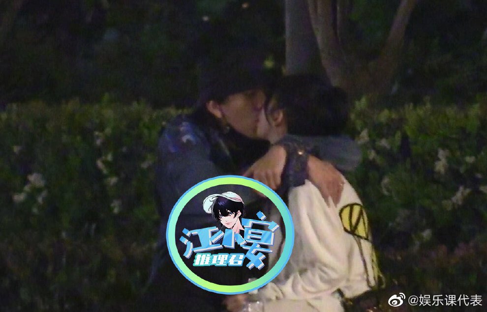 weibo_go's tweet image. #DarrenWang and #JoeyChua shares a steamy kiss and he carries the drunken Chua into a car 

#AJourneyforLove 

Link: weibo-go.blogspot.com/?m=1
